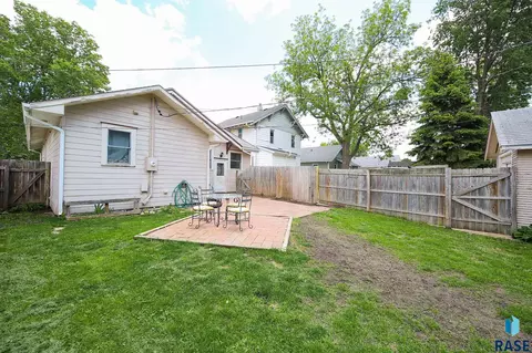 Exterior - 1311 S Summit Ave, Sioux Falls, SD 57105 photo 4 of 6