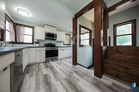 Entry Way - 1311 S Summit Ave, Sioux Falls, SD 57105 photo 2 of 2
