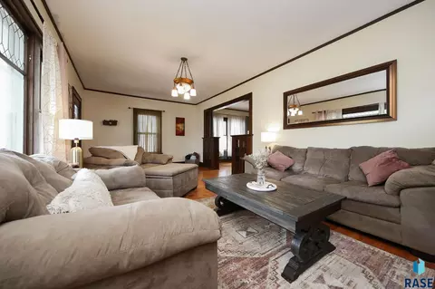 Living - 1311 S Summit Ave, Sioux Falls, SD 57105 photo 2 of 4