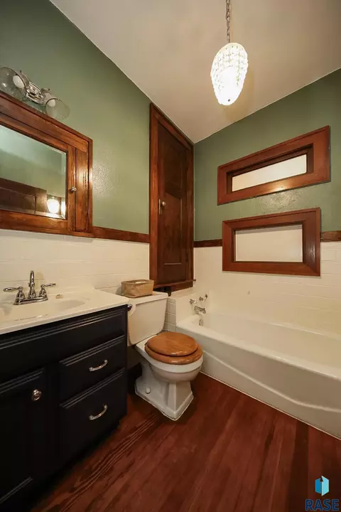Bath - 1311 S Summit Ave, Sioux Falls, SD 57105 photo 2 of 3