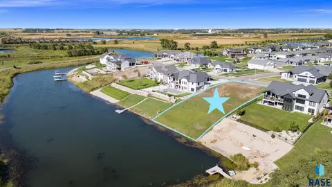 301 S Waterside Cir, Sioux Falls, SD 57107