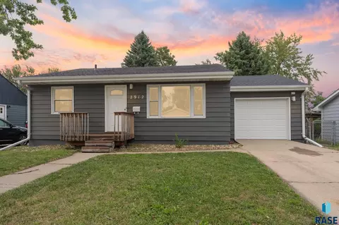 Exterior - 2912 E Sioux St, Sioux Falls, SD 57103 photo 3 of 9