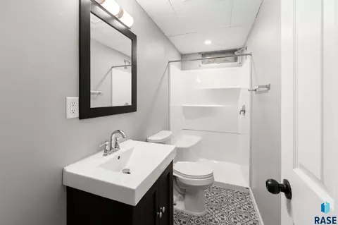 Bath - 2912 E Sioux St, Sioux Falls, SD 57103 photo 2 of 3