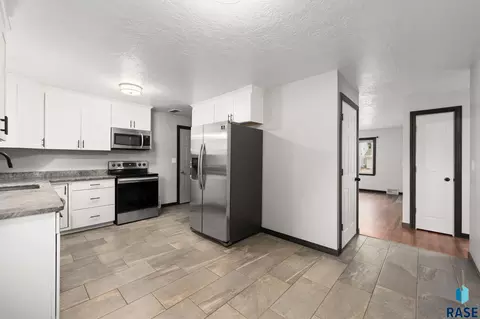 Kitchen - 2912 E Sioux St, Sioux Falls, SD 57103 photo 2 of 6