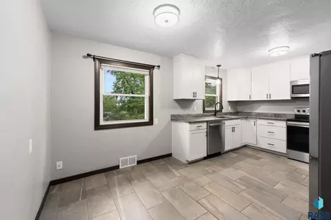 Kitchen - 2912 E Sioux St, Sioux Falls, SD 57103 photo 1 of 6