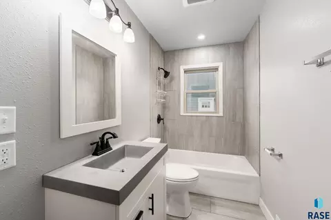 Bath - 2912 E Sioux St, Sioux Falls, SD 57103 photo 1 of 3