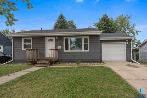 Exterior - 2912 E Sioux St, Sioux Falls, SD 57103 photo 2 of 9