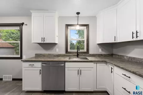 Kitchen - 2912 E Sioux St, Sioux Falls, SD 57103 photo 5 of 6