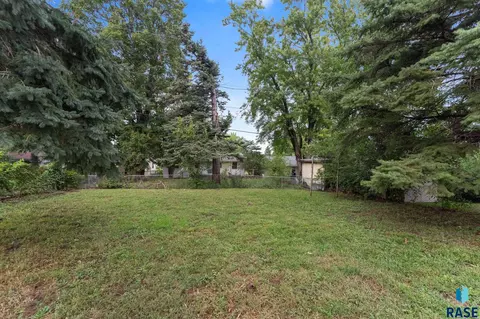 Exterior - 2912 E Sioux St, Sioux Falls, SD 57103 photo 5 of 9