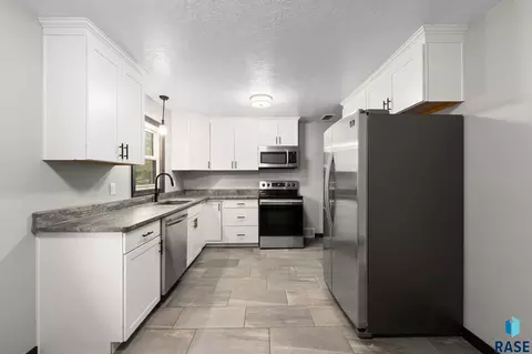 Kitchen - 2912 E Sioux St, Sioux Falls, SD 57103 photo 3 of 6