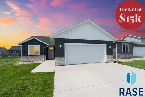 260 Lydia Ct, Harrisburg, SD 57032