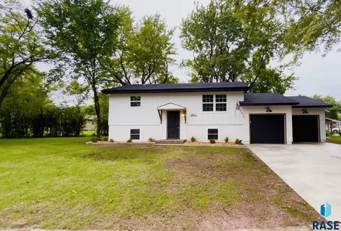 5601 W Circle Dr, Sioux Falls, SD 57106