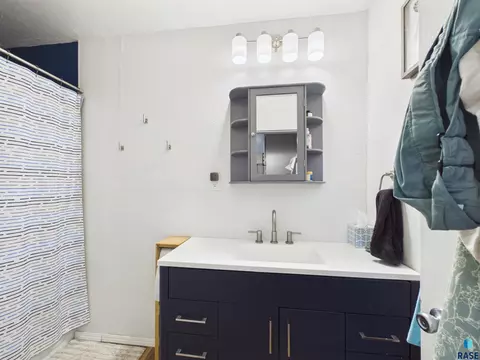 Bath - 1306 N Main Ave, Sioux Falls, SD 57104 photo 2 of 2