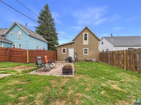 Exterior - 1306 N Main Ave, Sioux Falls, SD 57104 photo 3 of 4