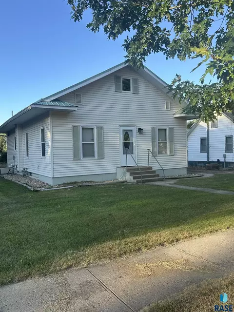 Exterior - 214 E Park Ave, Howard, SD 57349 photo 1 of 2