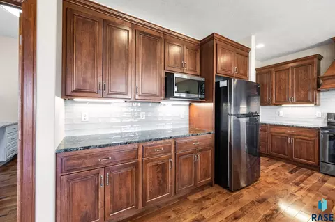 Kitchen - 48290 Arrowhead Pl, Canton, SD 57013 photo 2 of 2