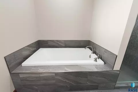 Bath - 48290 Arrowhead Pl, Canton, SD 57013 photo 4 of 7