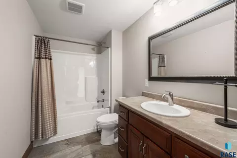 Bath - 48290 Arrowhead Pl, Canton, SD 57013 photo 6 of 7