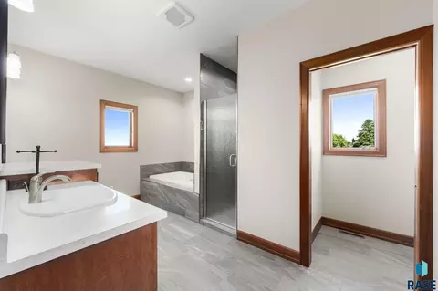 Bath - 48290 Arrowhead Pl, Canton, SD 57013 photo 2 of 7