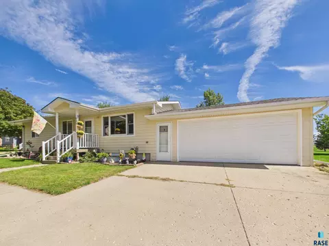 522 Cambridge Dr, Madison, SD 57042 photo 2
