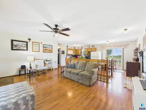 522 Cambridge Dr, Madison, SD 57042 photo 4