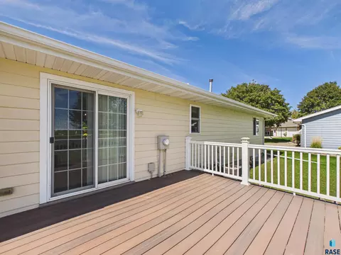 522 Cambridge Dr, Madison, SD 57042 photo 32