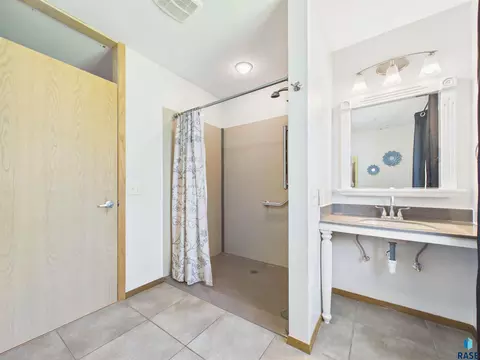 522 Cambridge Dr, Madison, SD 57042 photo 21