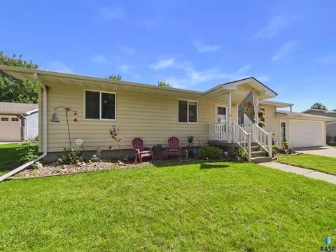 522 Cambridge Dr, Madison, SD 57042 photo 3