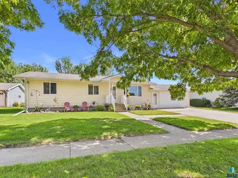 522 Cambridge Dr, Madison, SD 57042 photo 1