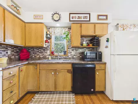 522 Cambridge Dr, Madison, SD 57042 photo 9