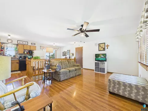 522 Cambridge Dr, Madison, SD 57042 photo 5