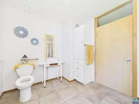 522 Cambridge Dr, Madison, SD 57042 photo 22