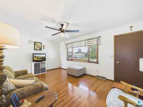 522 Cambridge Dr, Madison, SD 57042 photo 6