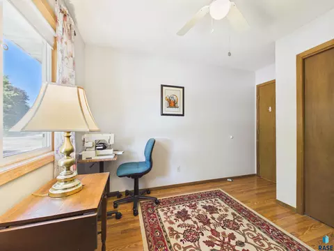 522 Cambridge Dr, Madison, SD 57042 photo 16