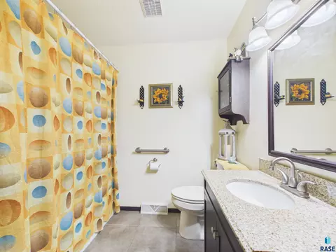522 Cambridge Dr, Madison, SD 57042 photo 17