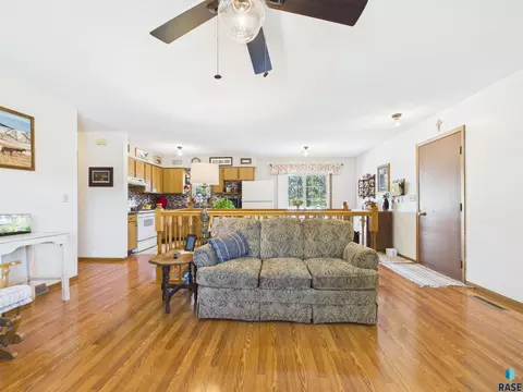 522 Cambridge Dr, Madison, SD 57042 photo 7