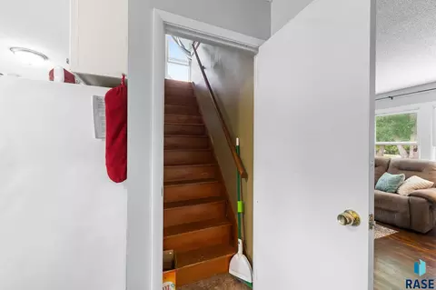 Entry Way - 805 5th St, Garretson, SD 57030 photo 2 of 4