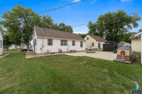 Exterior - 805 5th St, Garretson, SD 57030 photo 9 of 9
