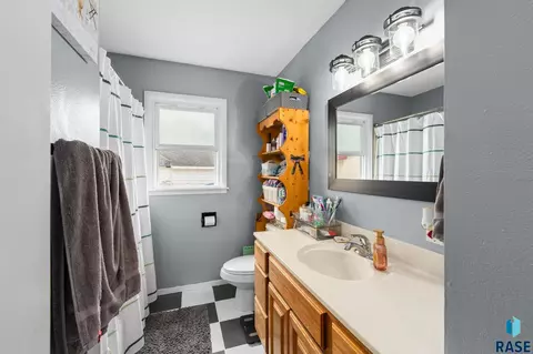 Bath - 805 5th St, Garretson, SD 57030 photo 1 of 4