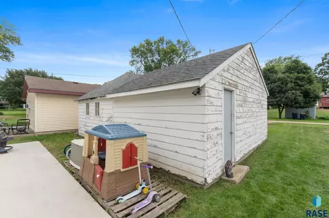 Exterior - 805 5th St, Garretson, SD 57030 photo 5 of 9