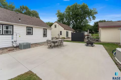 Exterior - 805 5th St, Garretson, SD 57030 photo 7 of 9