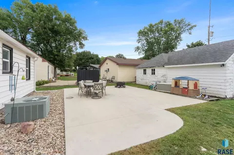 Exterior - 805 5th St, Garretson, SD 57030 photo 4 of 9