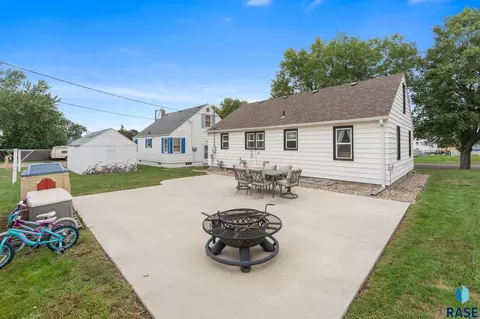 Exterior - 805 5th St, Garretson, SD 57030 photo 8 of 9