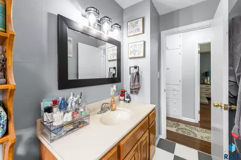 Bath - 805 5th St, Garretson, SD 57030 photo 2 of 4