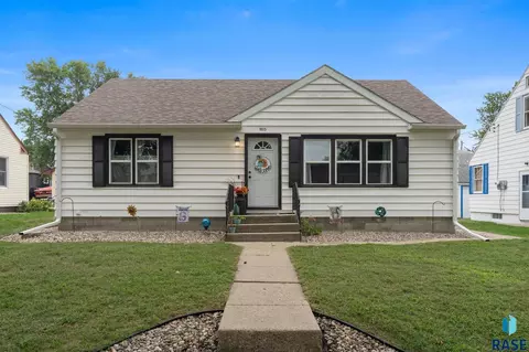 Exterior - 805 5th St, Garretson, SD 57030 photo 2 of 9