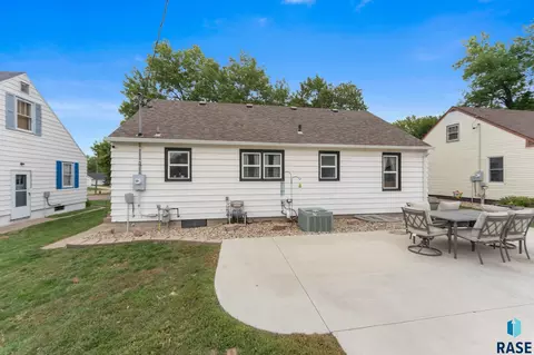 Exterior - 805 5th St, Garretson, SD 57030 photo 6 of 9