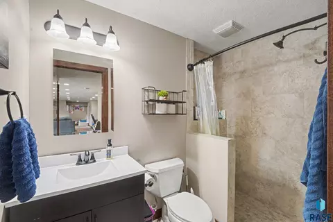 Bath - 8209 E Willow Leaf St, Sioux Falls, SD 57110 photo 3 of 4