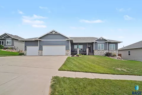 Exterior - 8209 E Willow Leaf St, Sioux Falls, SD 57110 photo 4 of 6