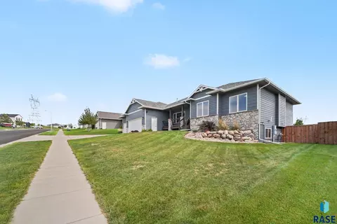 Exterior - 8209 E Willow Leaf St, Sioux Falls, SD 57110 photo 3 of 6