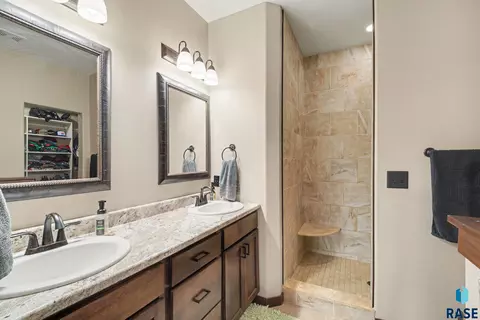 Bath - 8209 E Willow Leaf St, Sioux Falls, SD 57110 photo 2 of 4